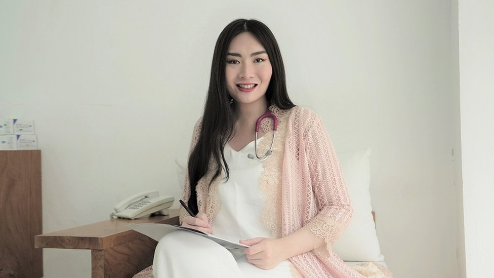 Bir qiz qizni belbog bilan sikadi