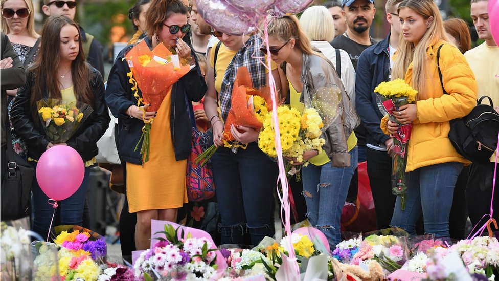 تواصل جلب الناس باقات الورود تأبينا لضحايا الحادث في مانشستر