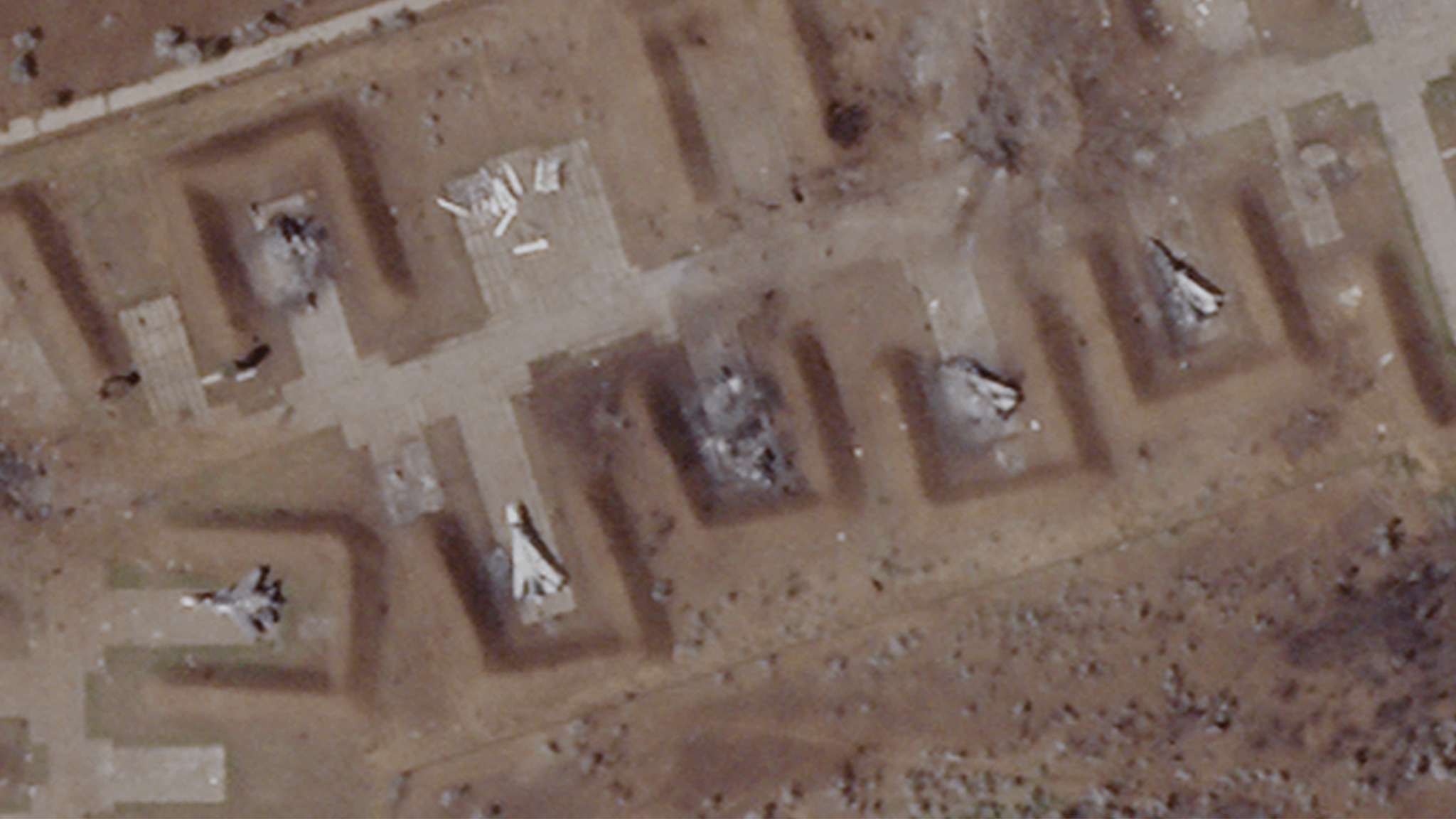 クリミア半島のロシア軍基地に大きな被害 衛星写真で明らかに - BBC