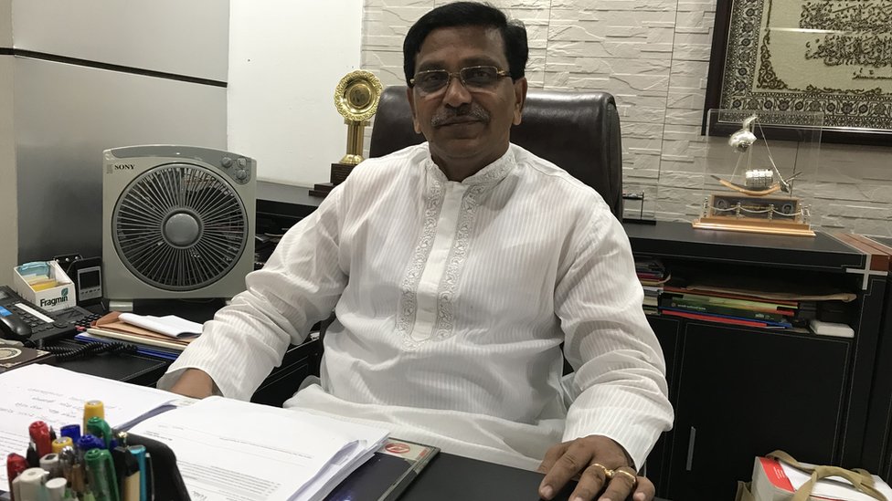 Yalangoch ayol twerk raqsga tushmoqda