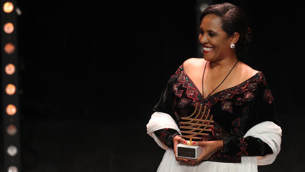 Jinsiy olatni frenulumini kesib tashlang Jinsiy olatni frenulumini kesib tashlang