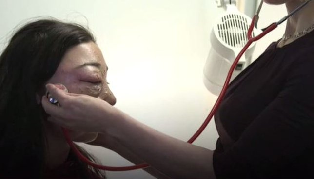Nikki Christou durante un chequeo médico-