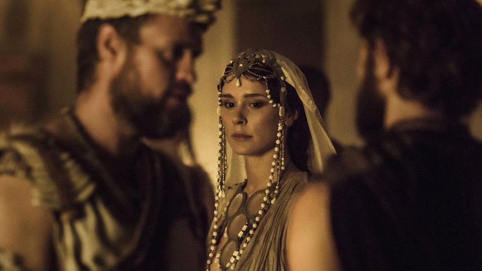 The picture shows Menelaus (Jonas Armstrong), Helen (Bella Dayne), Paris (Louis Hunter) in Troy: Fall of a City