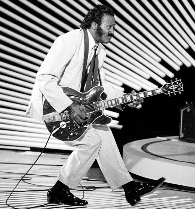 Chuck Berry haciendo el paso del pato.