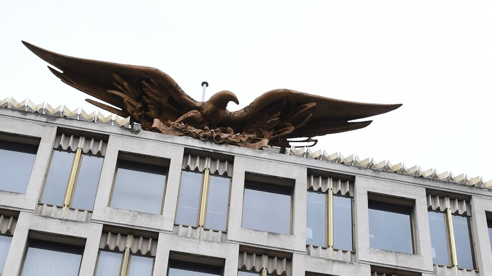 La escultura de un águila
