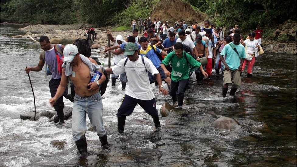 Campesinos colombianos cruzan a Ecuador para protestar por los programas de erradicación aérea con glifosato.