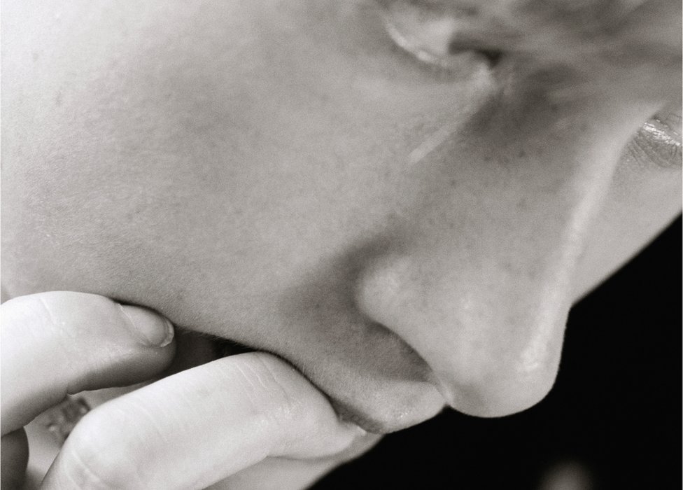 Chica mordiéndose las uñas