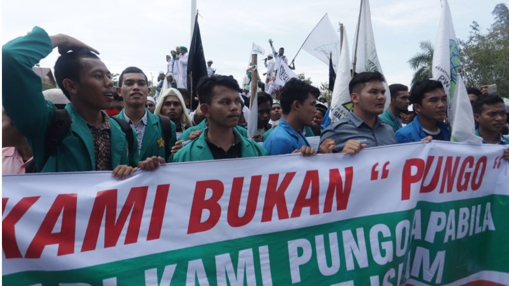 Rusuh, demo FPI Aceh tolak pemindahan lokasi pencambukan, dua orang ditahan