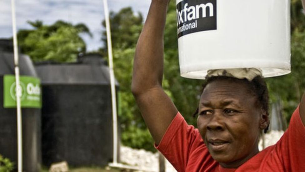 Mujer con un balde de agua de Oxfam.