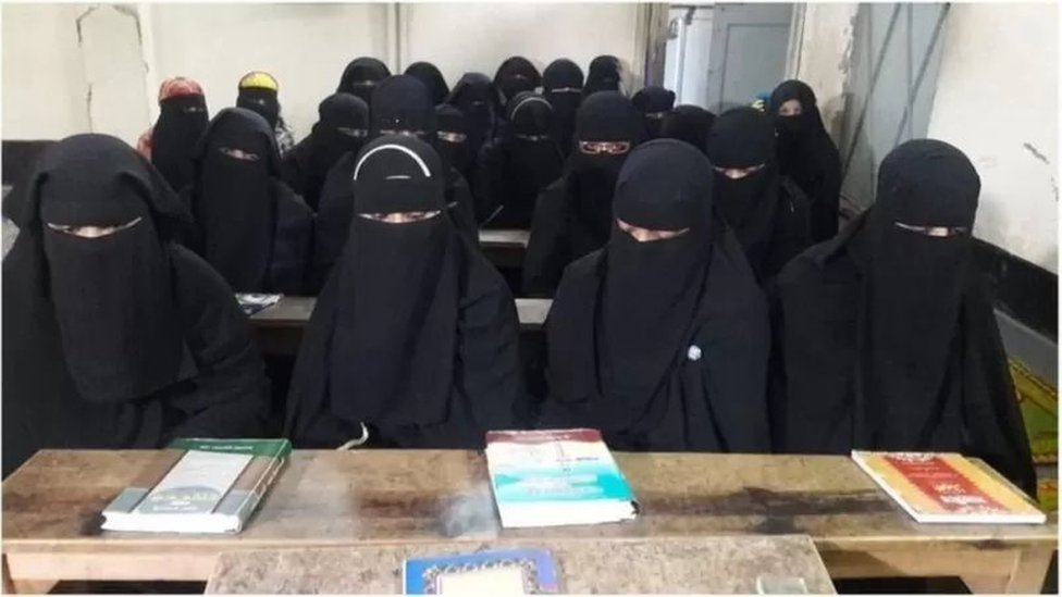 Jinsiy aloqa qilishdan bosh tortgan mehmonxona egasi haqida retro erotik film.