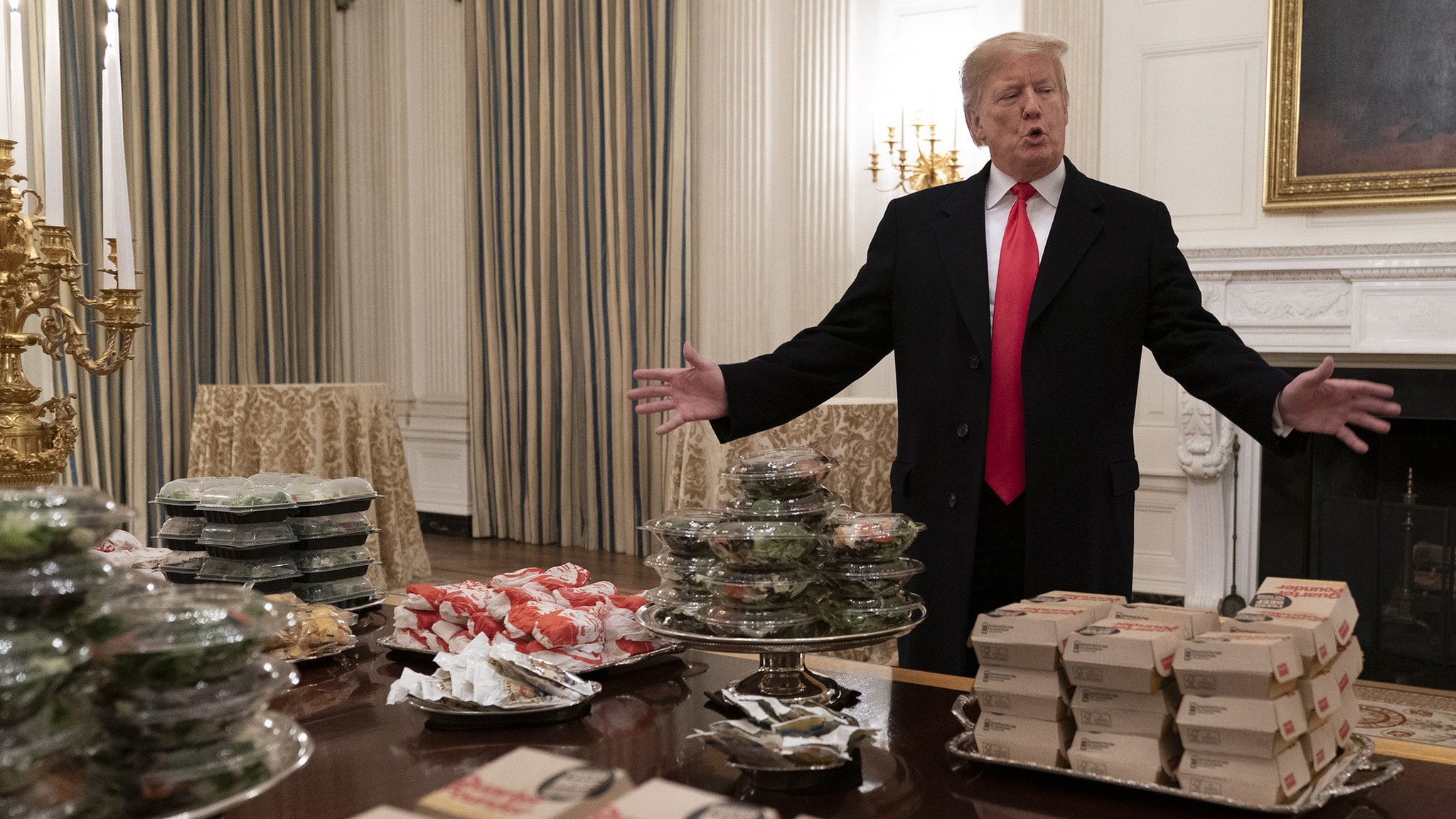 トランプ氏、ホワイトハウスでテイクアウトの「ハンバーガー300個