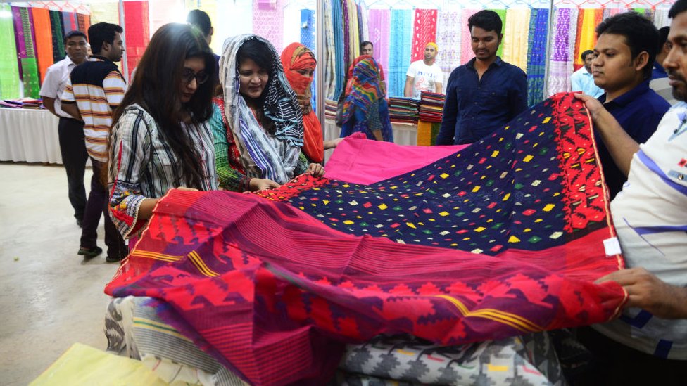 Porno video multfilm Jinsiy aloqa bilan bir-birini oldiradigan lesbiyanlarning video