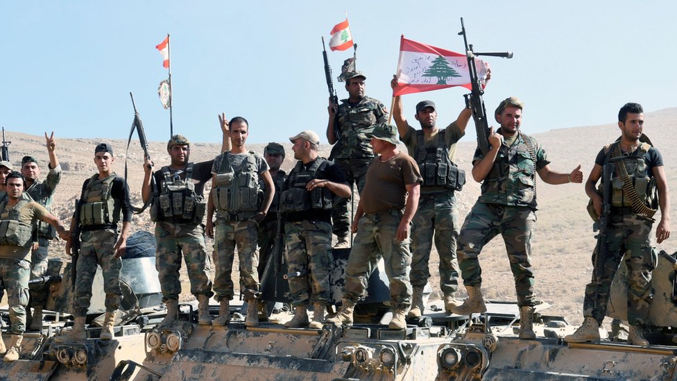 جنود لبنانيون يشيرون بعلامة النصر في رأس بعلبك