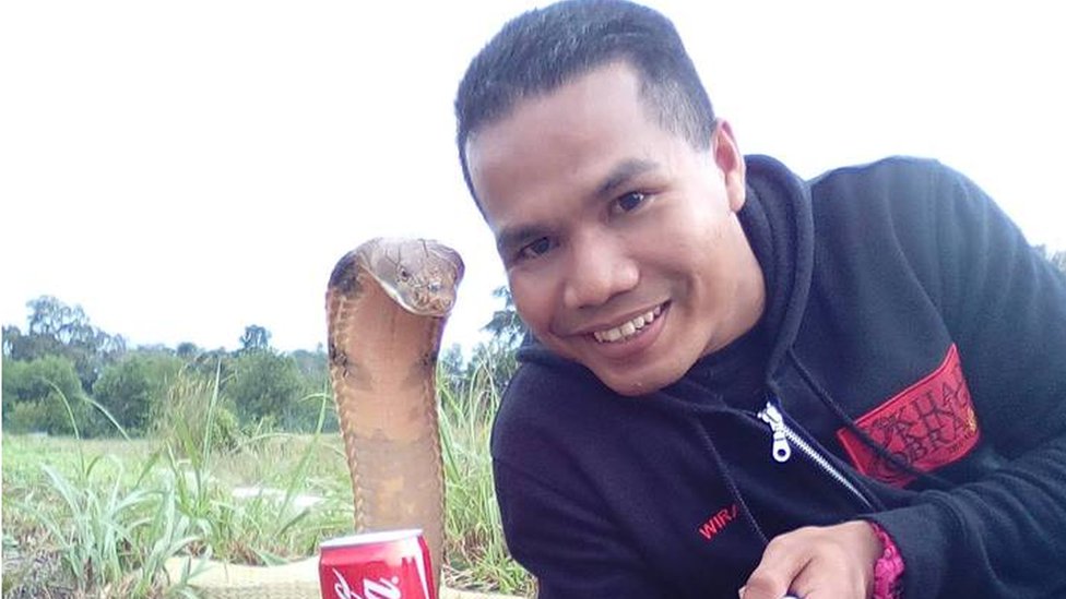 Selfie de Abu Zarin Hussin con una serpiente