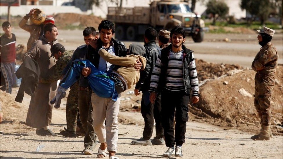 Residentes de Mosul escapan de la ciudad.