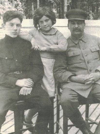 Vasili (izquierda), Svetlana (centro) y Stalin (derecha). (Foto: cortesía Chrese Evans)