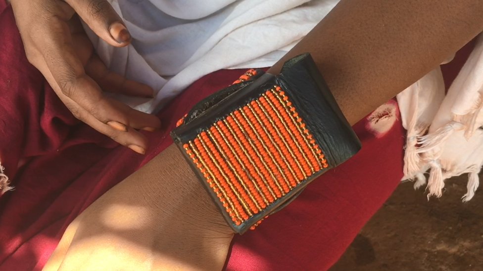 Katta xoroz video dan konfet Yosh qiz dildo bilan sikishadi