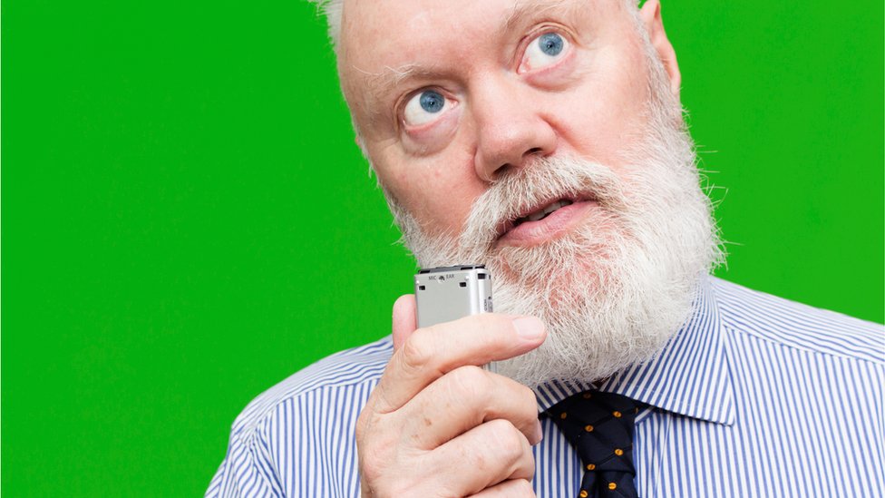 Hombre usando una grabadora de voz.