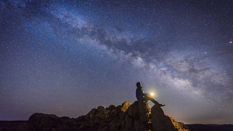 Un hombre mirando al cielo