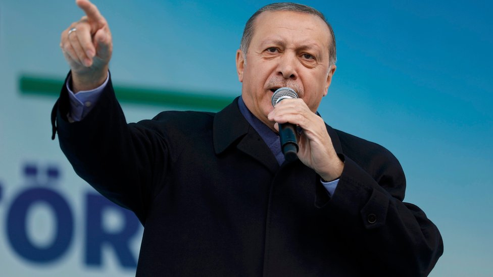 إردوغان خلال مسيرة نظمها أنصاره