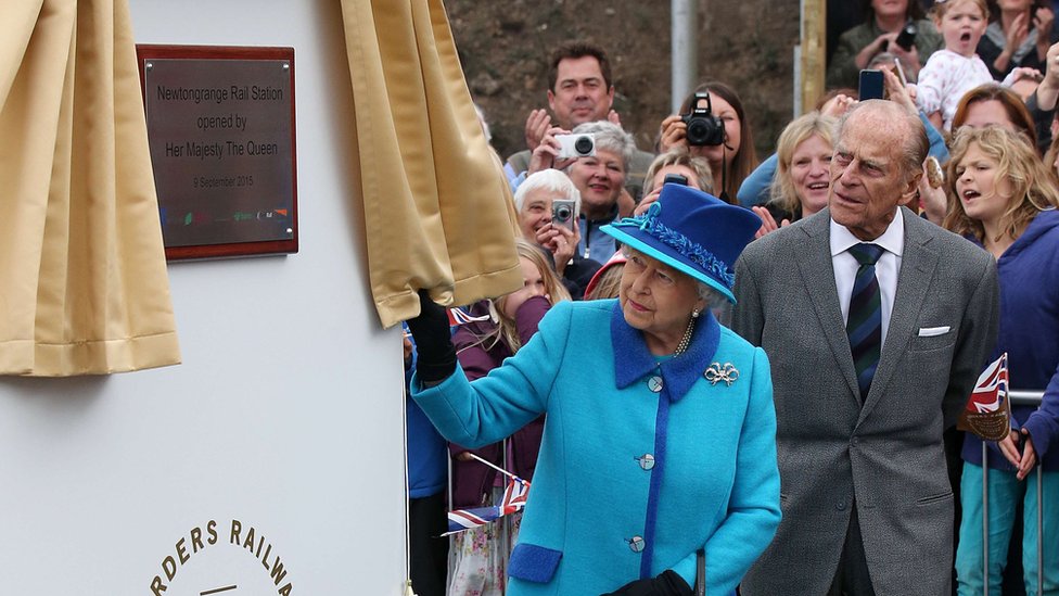 エリザベス英女王、90歳の記念に孫やひ孫たちと写真 - BBCニュース