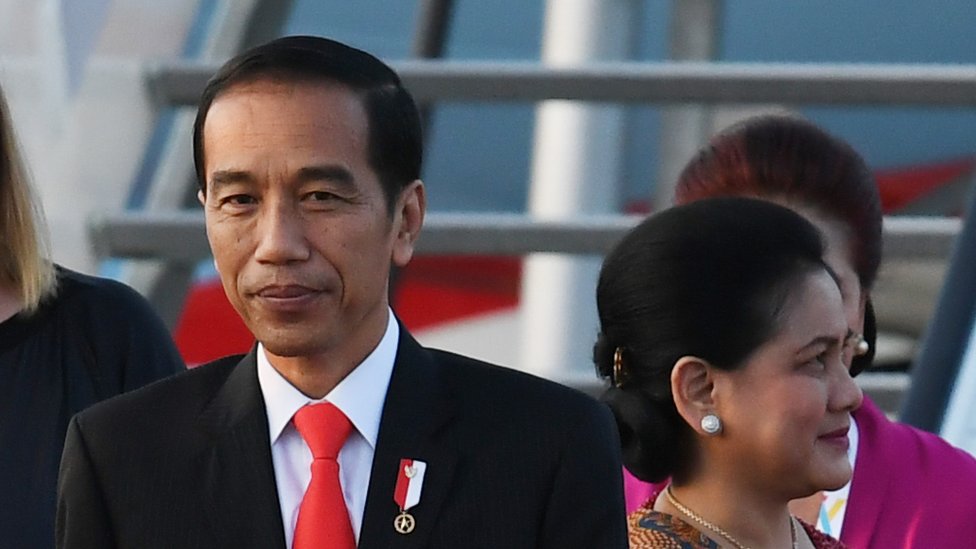 Hasil gambar untuk Kendaraan lapis baja membersihkan barikade yang dipasang oleh pemrotes.
