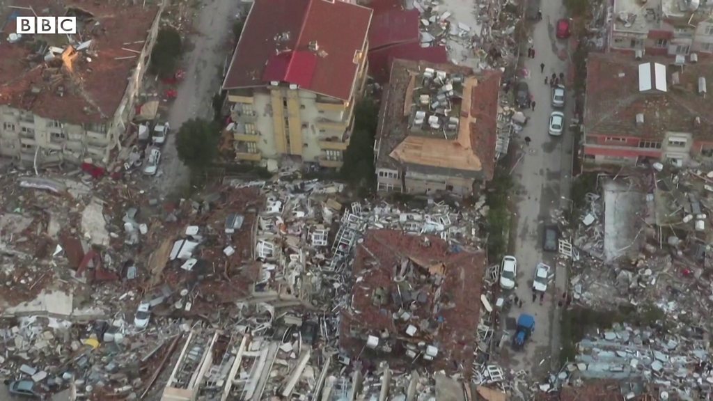 被災地ハタイの惨状、上空からドローン撮影 トルコ・シリア地震 - BBC