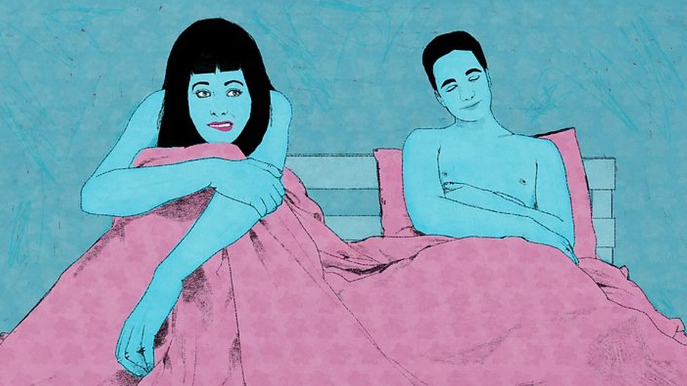 Pareja tras relaciones sexuales, él satisfecho y ella no