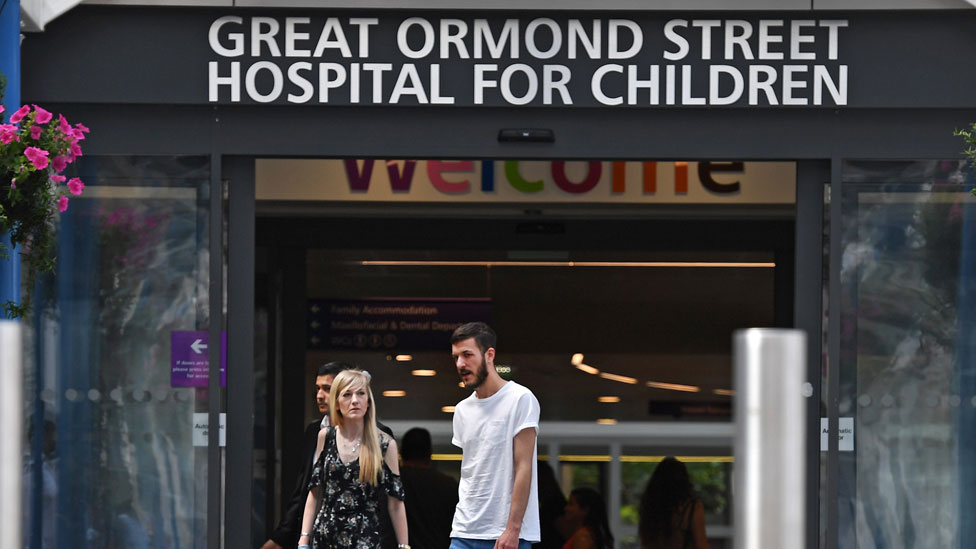 Chris Gard y Connie Yates saliendo del hospitla Great Ormond Street