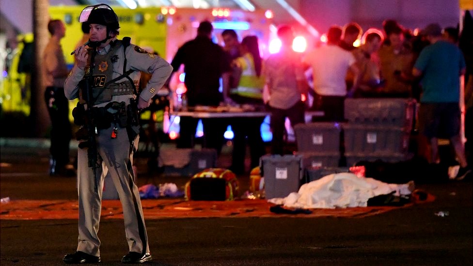Policía en la escena del tiroteo.