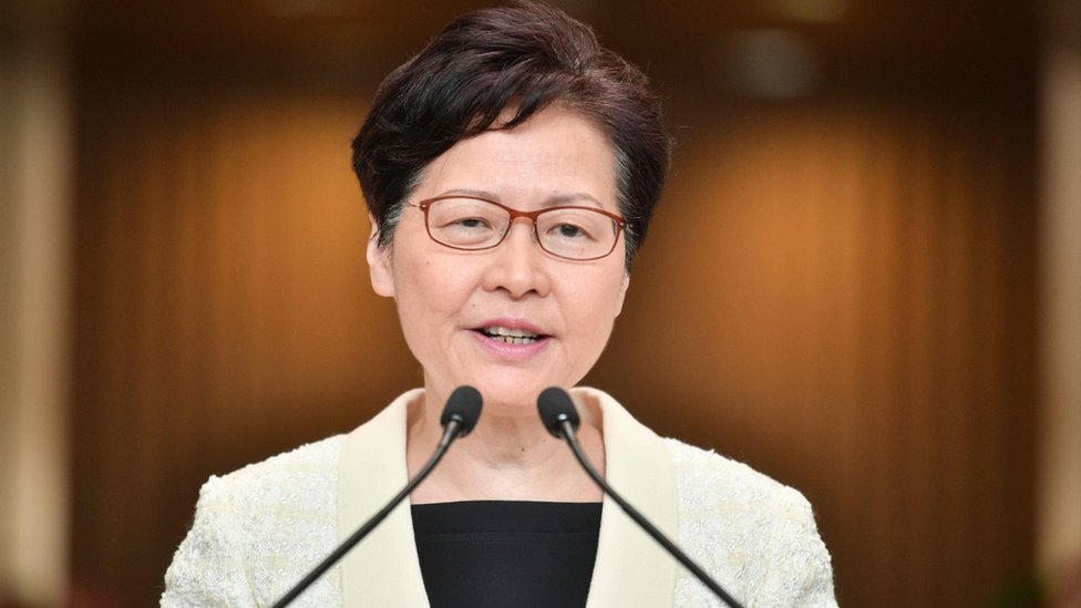 香港長官「辞任したい」 会合の録音が流出、本人は辞意否定 - BBCニュース