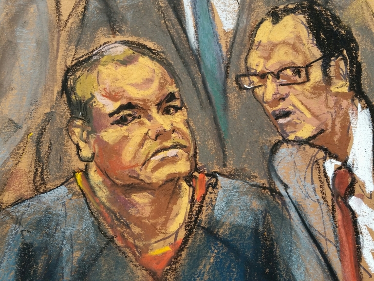 El Chapo permaneció escuchando al traductor.