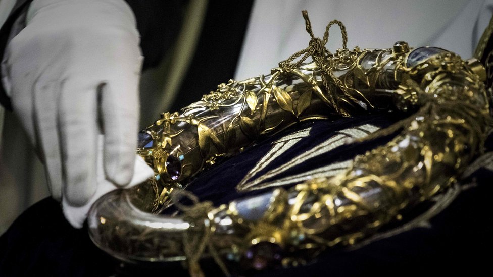 Relíquia com fragmentos de cruz de Jesus dada pelo papa Francisco