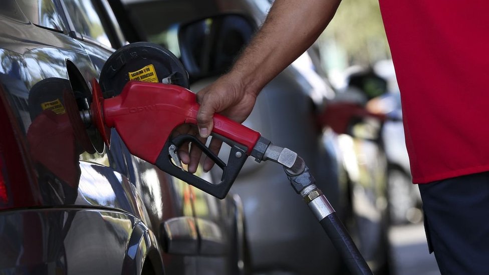 Gasolina e diesel entram em 2024 perto da paridade com o mercado, gasolina  