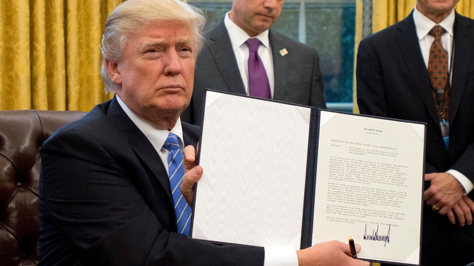 Trump firma decreto para dar preferencia a productos Made in America