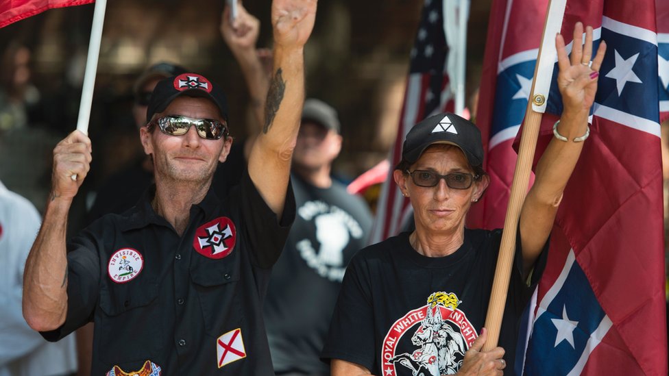 Supremacistas blancos en una manifestación que se tornó violenta en Charlottesville, Virginia, en agosto de 2017