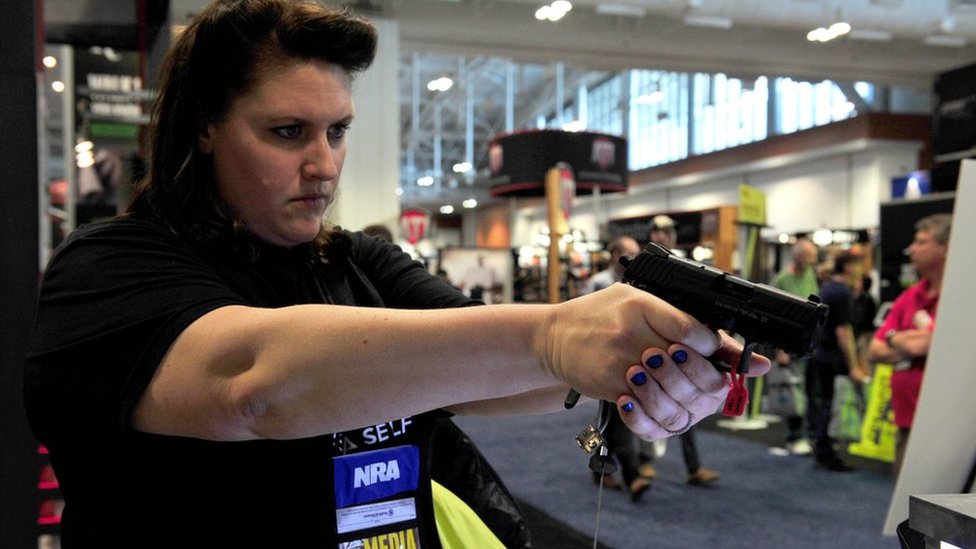 Visa y otros gigantes de pagos pondrán la mira sobre la venta de armas en  EE. UU. - Economía