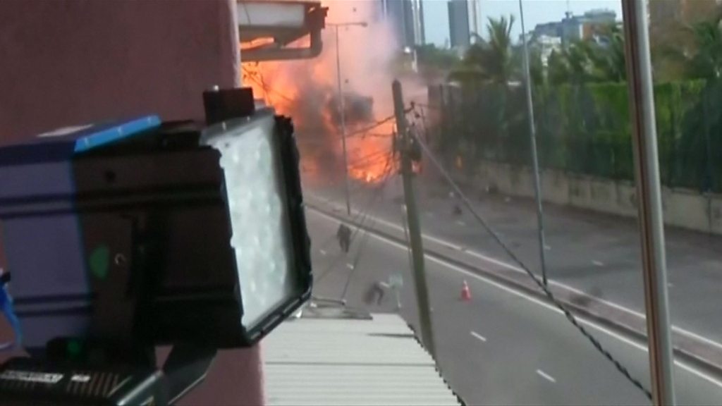 Sri Lanka: Bomb explodes as police try to defuse it