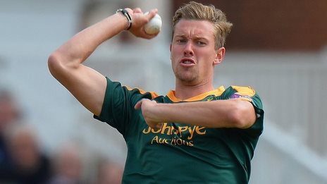 Notts bowling duo sign new contracts