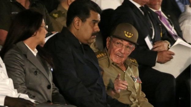 رئيس فنزويلا نيكولاس مادورو، في الوسط، مع الرئيس الكوبي راؤول كاسترو في الفعالية