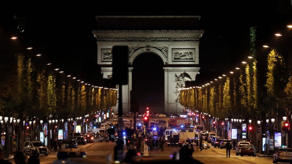 El ataque provocó pánico en algunos turistas y parisinos que estaban cerca del lugar del incidente. Policías en el área del ataque