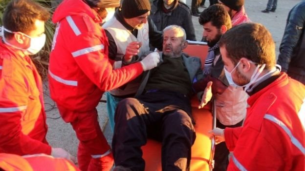 مسن يتلقى المساعدة الطبية لدى خروجه من المناطق المحاصرة