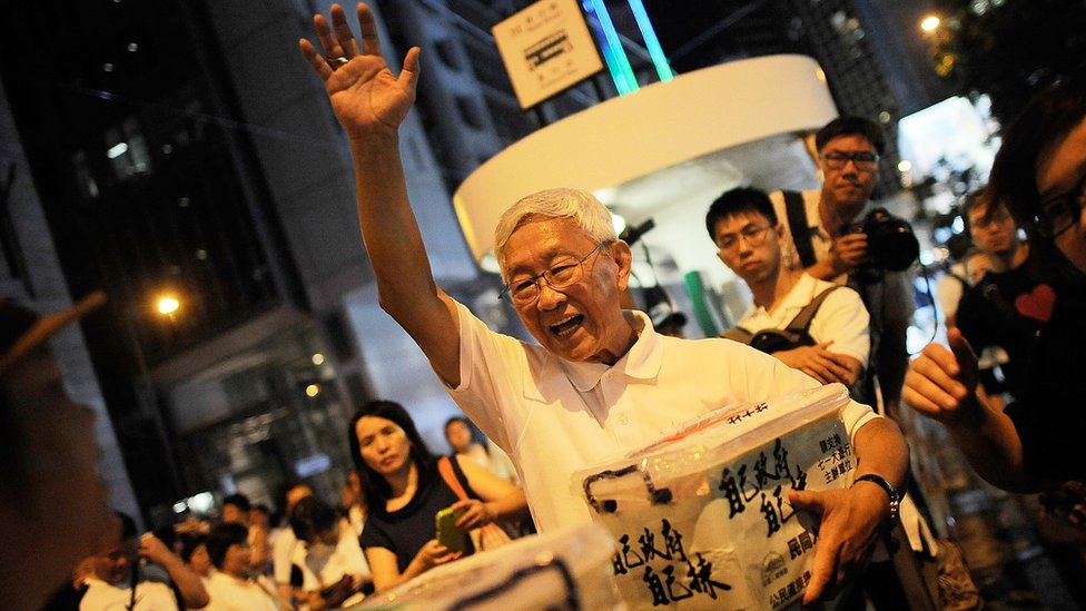 El obispo emérito de Hong Kong, Joseph Zen, en una manifestación para reclamar sufragio universal en este territorio.