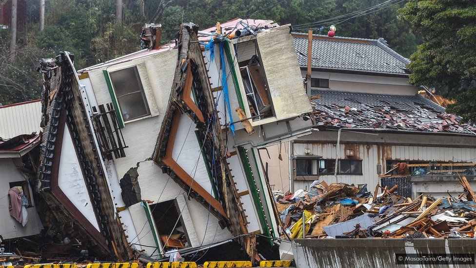 Ular yapon ayolining ko‘kraklarini paypaslaydilar