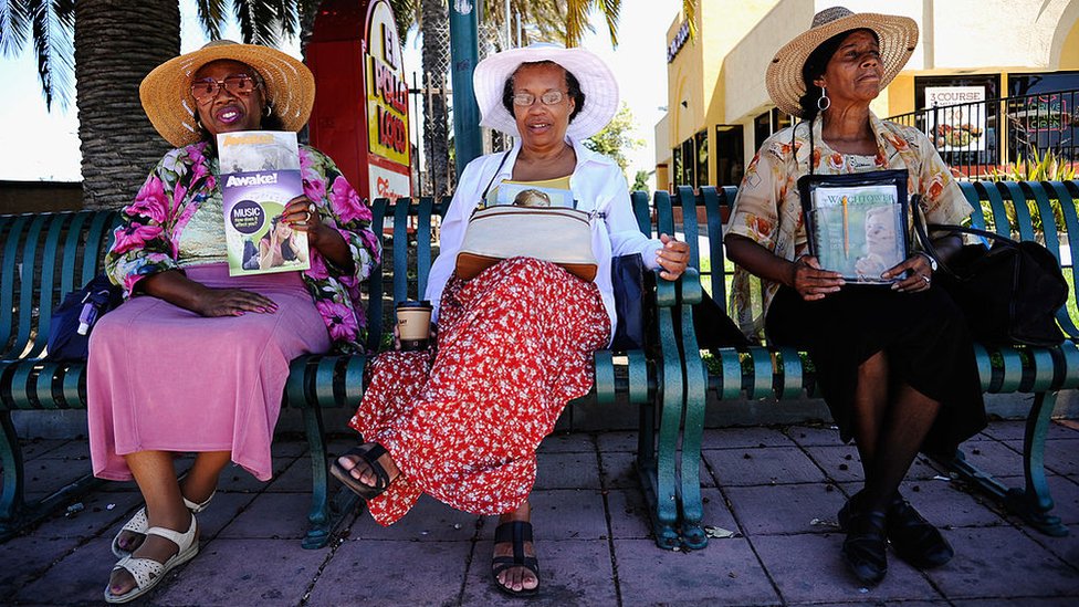 Tres mujeres que pertenecen a los Testigos de Jehová.