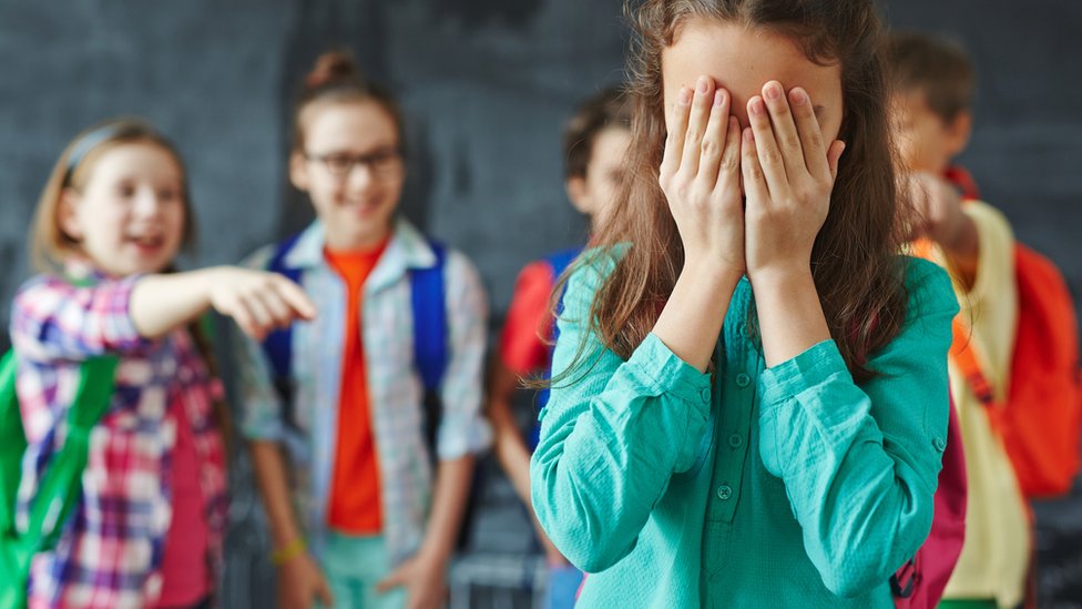 Como diferenciar entre pequenas gozações na escola e bullying - e o que  fazer em cada caso - BBC News Brasil
