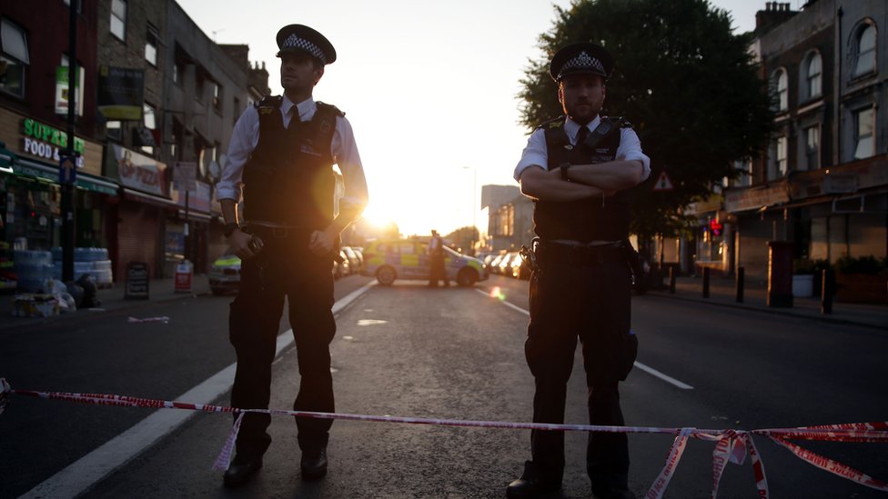Dos policías hacen guardia en una calle de Finsbury Park después del ataque con vehículo contra una mezquita.