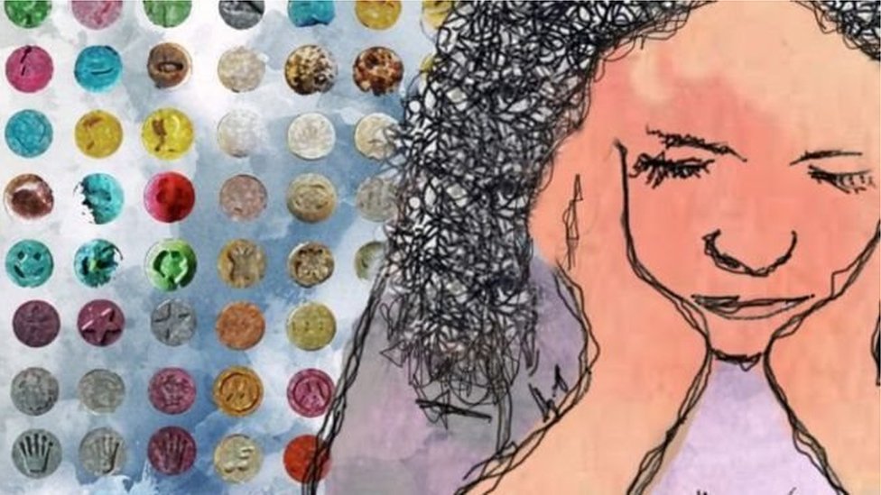 Katta shirali kokraklari bolgan fotosini qollari bilan ukasini silaydi