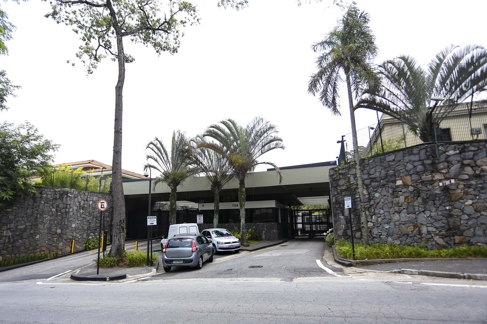 Entrada del condominio donde Marcelo Odebrecht cumple arresto domiciliario (Foto: Newton Menezes/Futura Press)