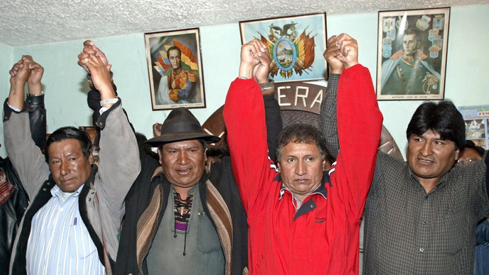 Evo Morales levanta el brazo con otros dirigentes políticos